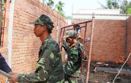 Warm Tet for soldiers and others in My Khanh commune  - ảnh 1